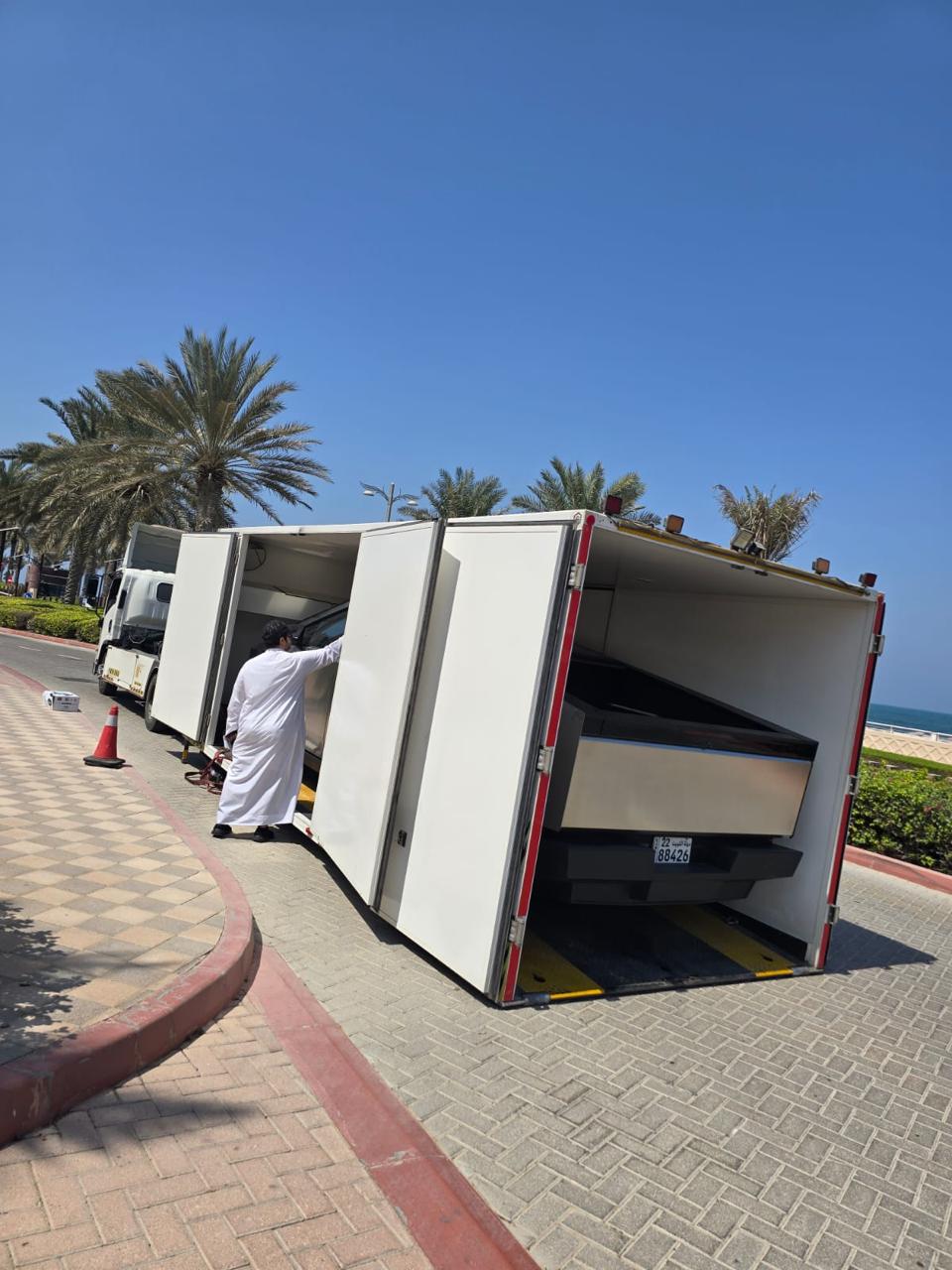 فحص مركبة Cybertruck داخل ناقلة مغلقة قبل الانطلاق